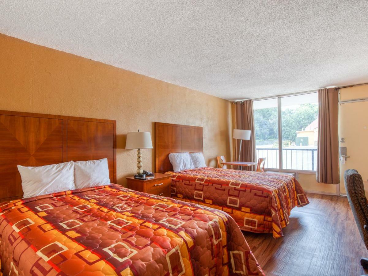 Budgetel Inn & Suites Forest Park Luaran gambar