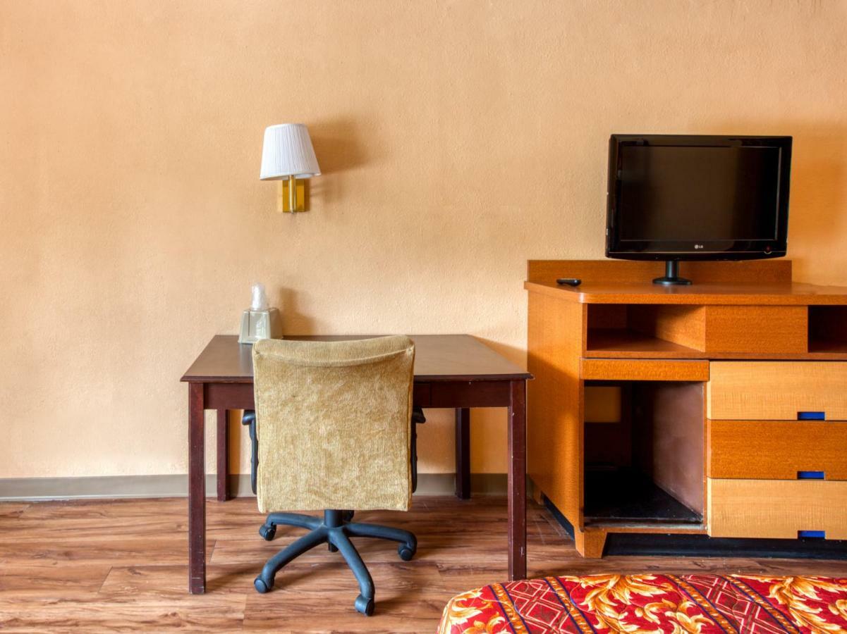 Budgetel Inn & Suites Forest Park Luaran gambar