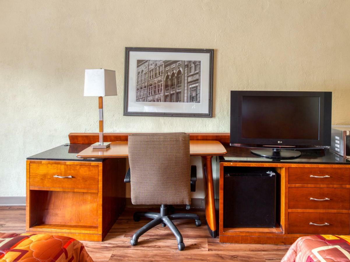 Budgetel Inn & Suites Forest Park Luaran gambar